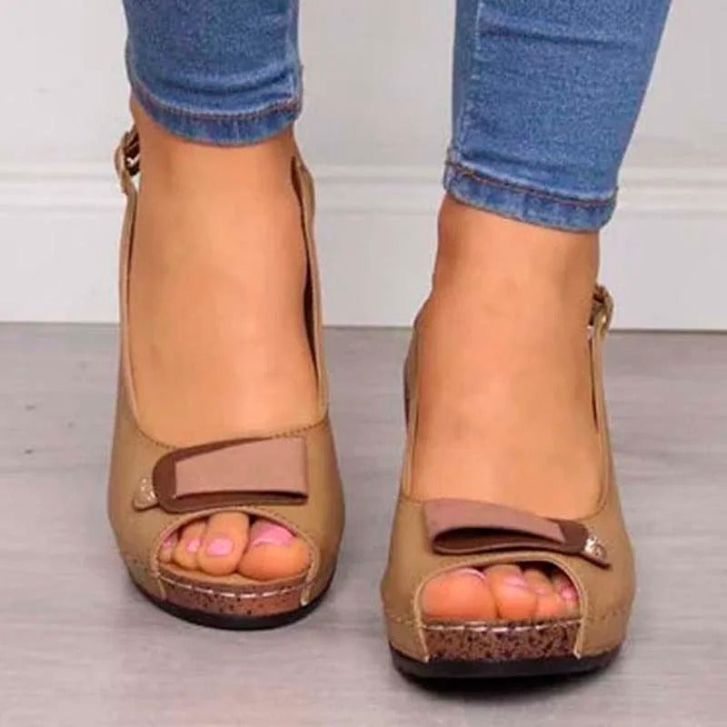 Orthopädische Sandalen mit stützendem Fußbett