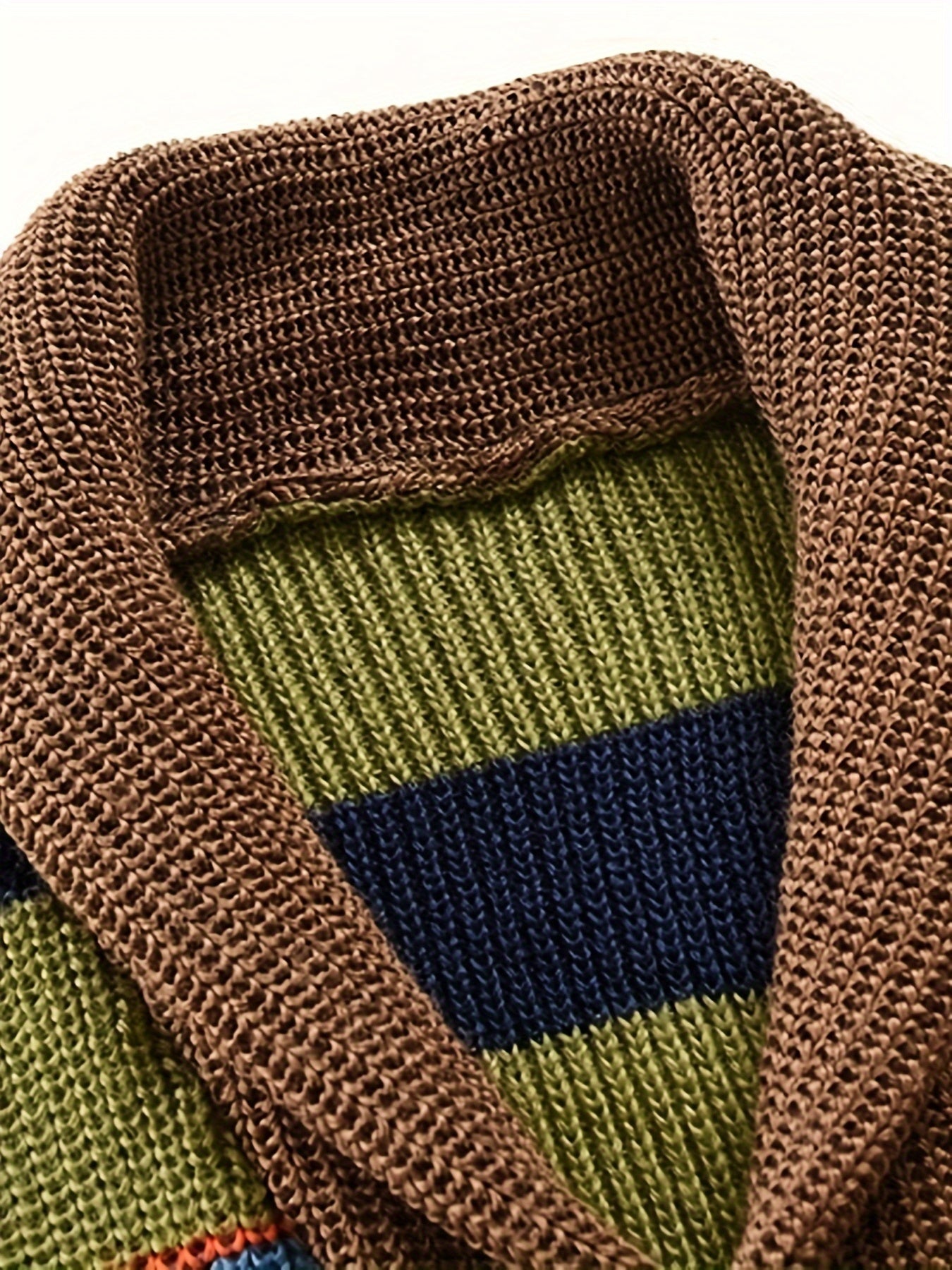 WW | Großer Gestrickter Herren Strickjacke Mit Kontrastierenden Farben