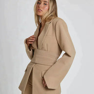 WW - Eleganter Blazer mit Gürtel für den modernen Look