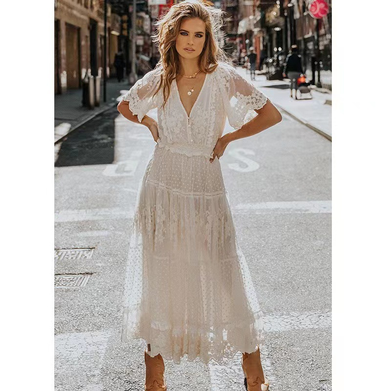 W&W Mode | Weißes Spitzen-Maxikleid mit Kurzen Ärmeln und Spitzem Ausschnitt