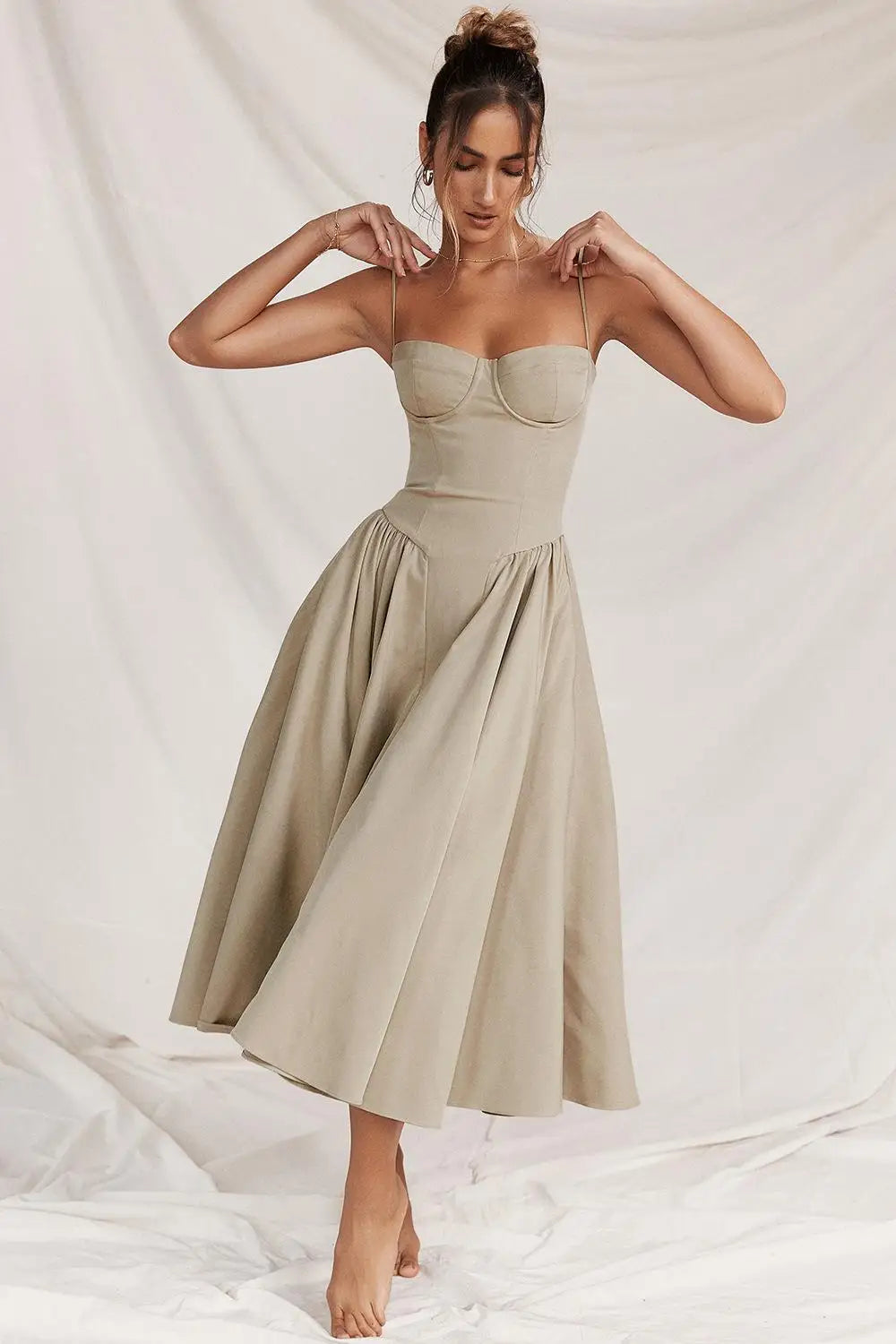 W&W Mode | Taillenformendes Sommerkleid