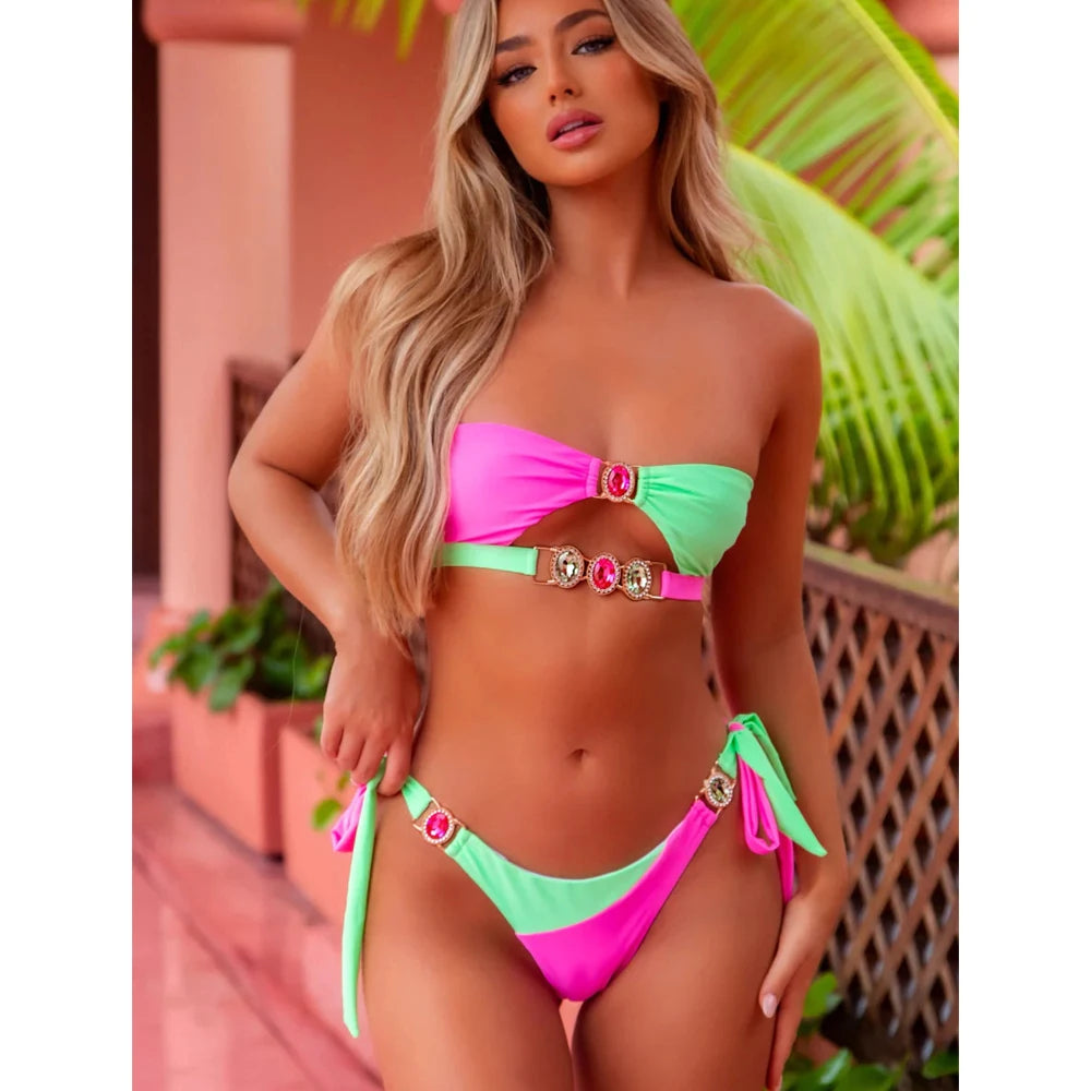 Damen Bikini mit weißem Kristallhalsband