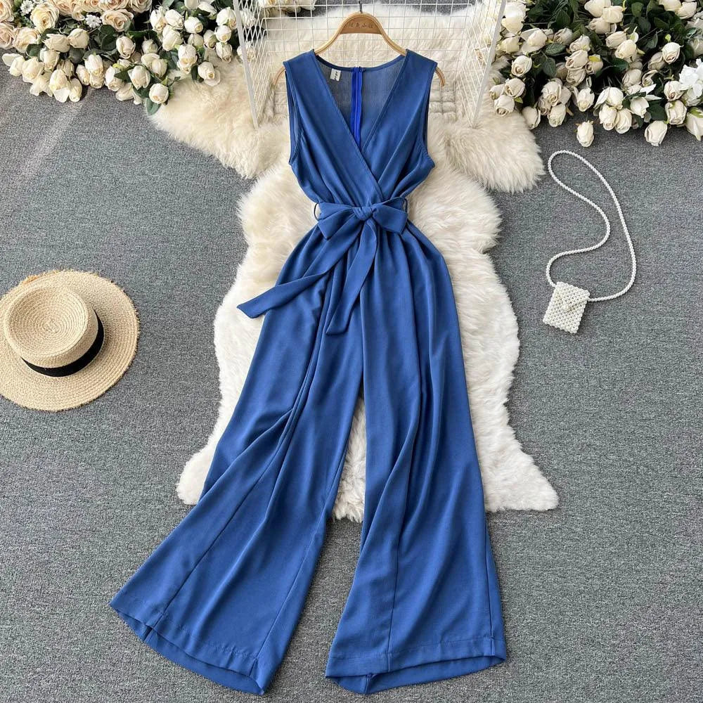 WW | Ärmelloser Jumpsuit mit V-Ausschnitt