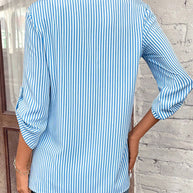 WW | gestreiftes Shirt mit V-Ausschnitt und Brusttasche