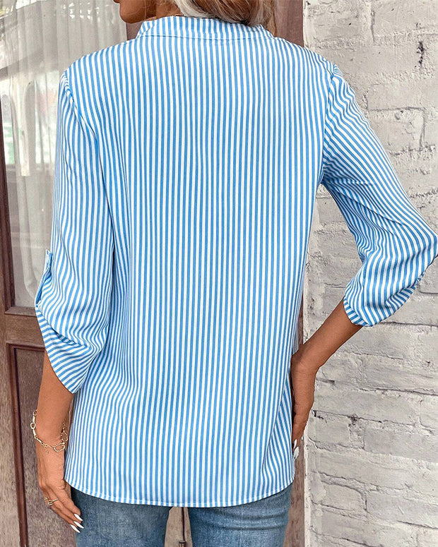 WW | gestreiftes Shirt mit V-Ausschnitt und Brusttasche