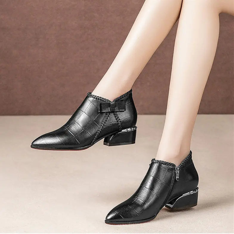 WW | Kurze Stiefel mit Reißverschluss und Schleife
