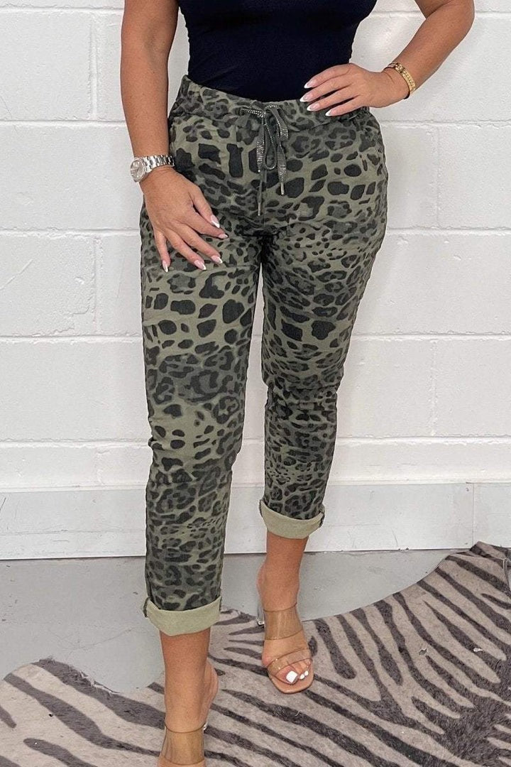 Damenhose mit Camouflage-Muster und regulärer Passform