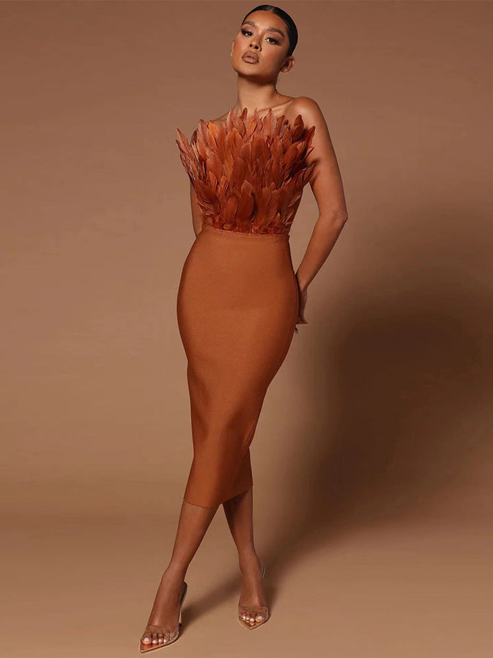 W&W Mode Damenkleid mit Taillenbetonung und Federverzierung