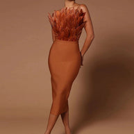 WW Damenkleid mit Taillenbetonung und Federverzierung