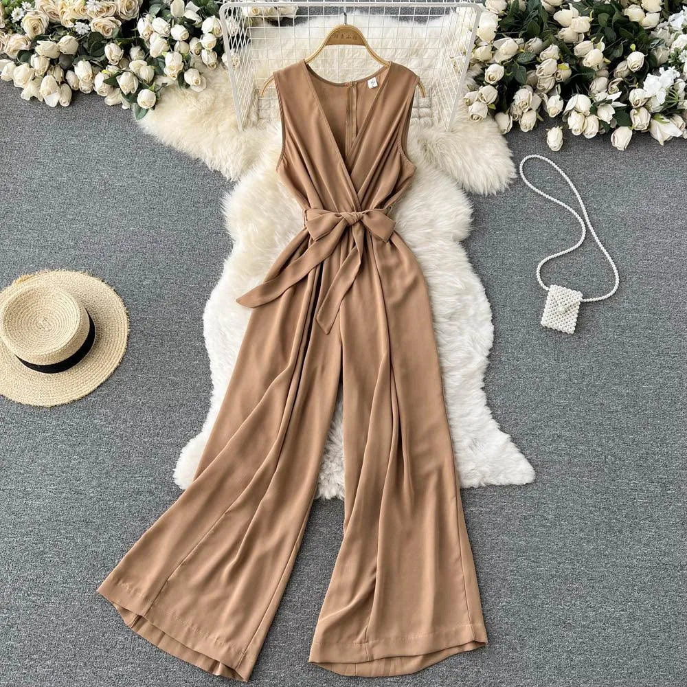 WW | Ärmelloser Jumpsuit mit V-Ausschnitt