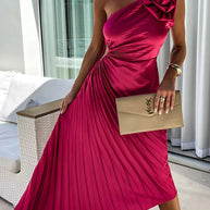 WW | Romantische Nächte Satin Erhabenes Blumen Elastisches Cutout Ein-Schulter Plissee Maxi Kleid