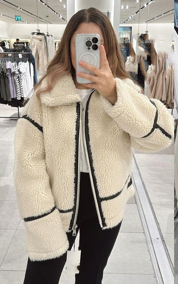 Damen Teddyjacke mit Kontrastdetails und praktischen Taschen