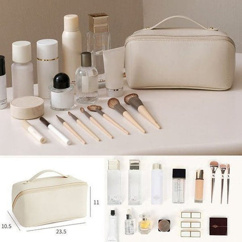 Eine Kosmetiktasche auf einer Oberfläche, umgeben von verschiedenen Schönheitsprodukten, darunter Flaschen, Tiegel und Make-up-Pinsel, mit einem Plan, der die Abmessungen und den Inhalt der Tasche zeigt.