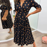 Kleid mit tiefem V-Ausschnitt und Polka Dots