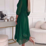 WW | Unifarbenes Tailliertes Kleid mit V-Ausschnitt