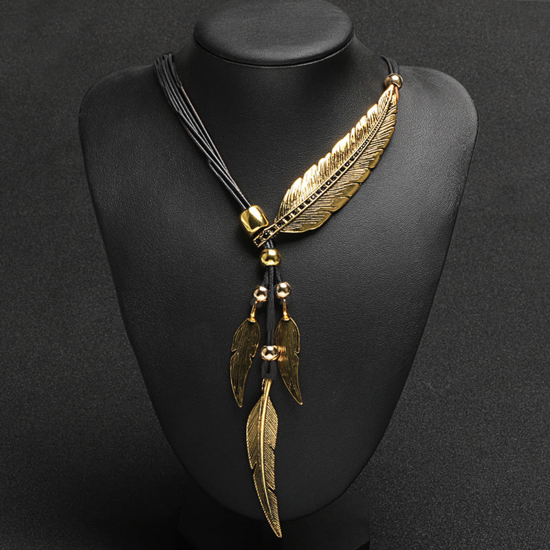 WW | Goldene Feder Halskette Im Boho Stil