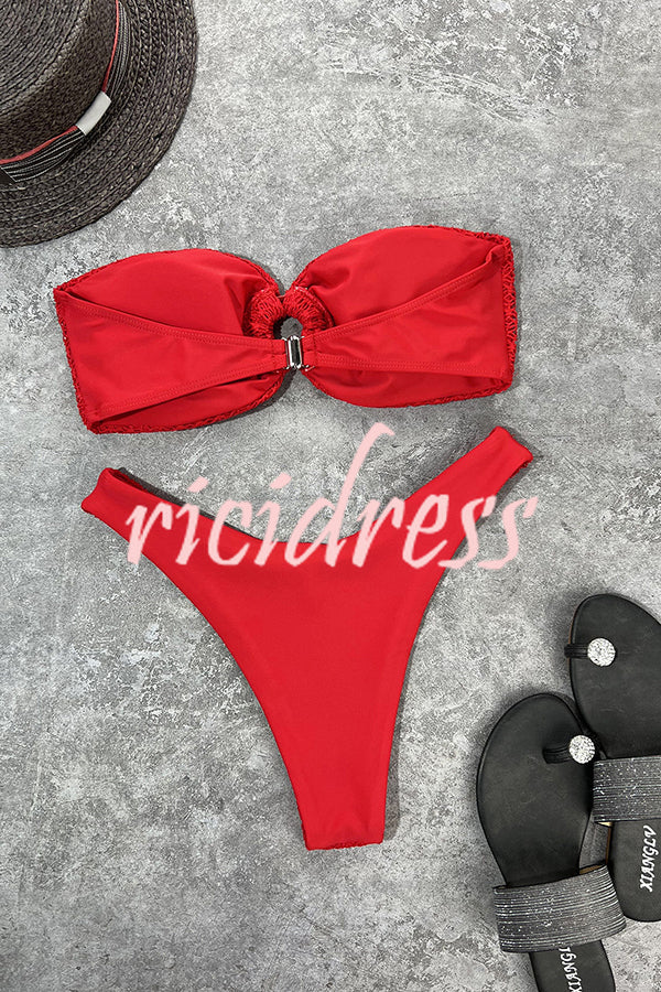 Figurbetonter Bandeau-Bikini mit Ringausschnitt