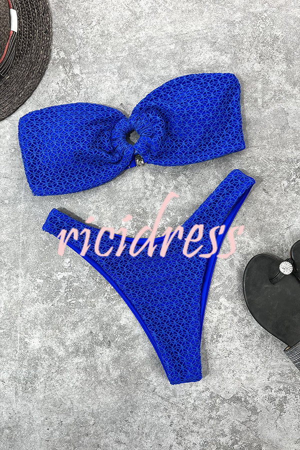 Figurbetonter Bandeau-Bikini mit Ringausschnitt