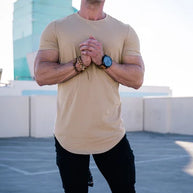 Ein Mann trägt ein khakifarbenes Essential T-Shirt mit tiefem Schnitt