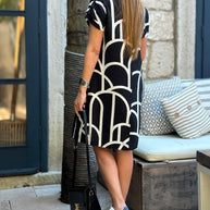Kurzarm-midikleid mit reverslinien-print