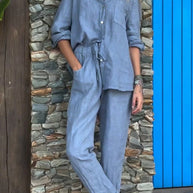 Hemd mit V-Ausschnitt und Hose aus Baumwolle
