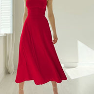 Frau im Rot Kleid mit breiten Trägern