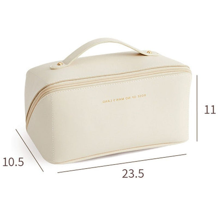 Eine Kosmetiktasche in rechteckiger Form mit Reißverschluss und Griff an der Oberseite. Die Abmessungen betragen 11 cm in der Höhe und 23,5 cm in der Breite.