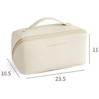 Eine Kosmetiktasche in rechteckiger Form mit Reißverschluss und Griff an der Oberseite. Die Abmessungen betragen 11 cm in der Höhe und 23,5 cm in der Breite.