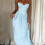 Elegantes einfarbiges trägerloses plissiertes Kleid