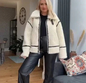 Damen Teddyjacke mit Kontrastdetails und praktischen Taschen