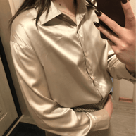 WW | Geknöpfte Satin-Seidenbluse