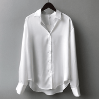 WW | Geknöpfte Satin-Seidenbluse