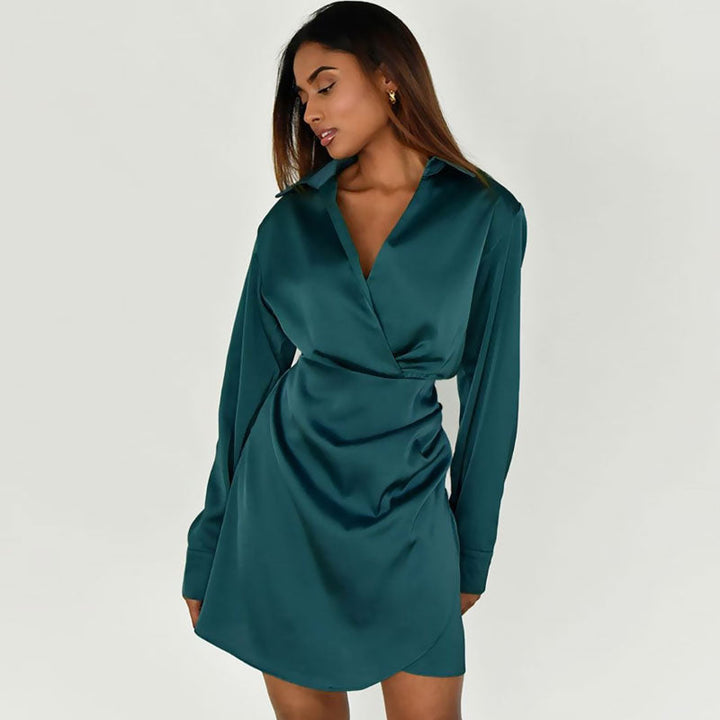 W&W Mode | Satin-Minikleid mit V-Ausschnitt und Raffung