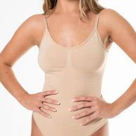 Vorderansicht einer Frau in einem beigen Shapewear-Bodysuit, wobei Passform und Design hervorgehoben werden.