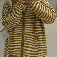 WW | Hooded Gestreifter Langarmstrickstrickjacke