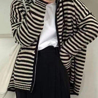 WW | Hooded Gestreifter Langarmstrickstrickjacke