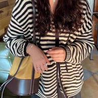 WW | Hooded Gestreifter Langarmstrickstrickjacke