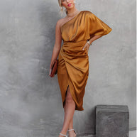 wolff-elegantes-one-shoulder-abendkleid-aus-satin-asymmetrisches-partykleid-aus-satin-mit-ruschen