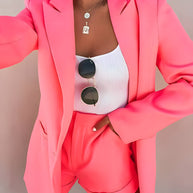 Blazer und Shorts