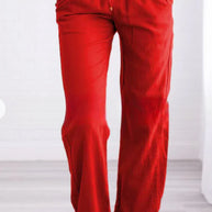 Eine Frau trägt rote Sommerhosen