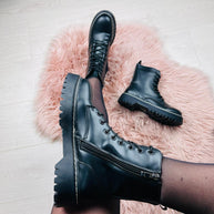 WW | Glänzende schwarze Stiefel