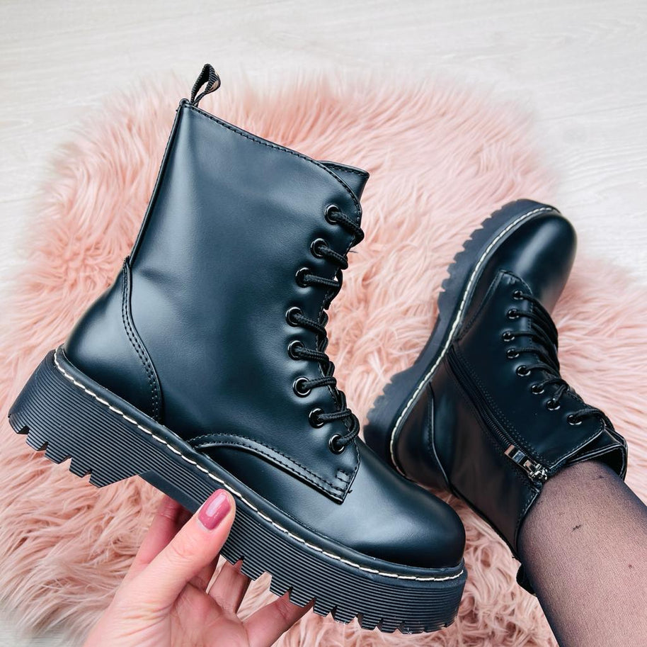 WW | Glänzende schwarze Stiefel