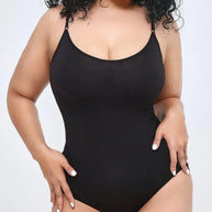 Vorderansicht einer Frau in einem schwarz Shapewear-Bodysuit, wobei Passform und Design hervorgehoben werden.