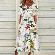 Eine Frau trägt ein weißes Kleid mit Blumenmuster