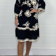 Bedrucktes Kleid mit V-Ausschnitt