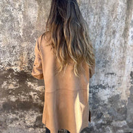 WW | Wildleder Blazer für Damen - taillierte camel-farbene Jacke mit Knöpfen und Taschen