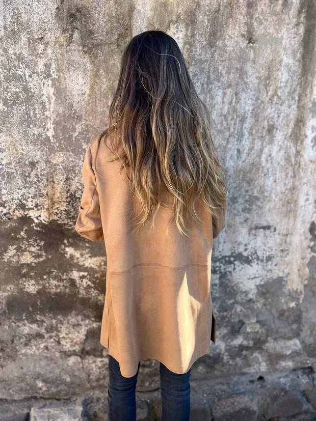 WW | Wildleder Blazer für Damen - taillierte camel-farbene Jacke mit Knöpfen und Taschen