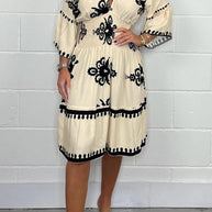 Bedrucktes Kleid mit V-Ausschnitt