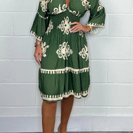 Bedrucktes Kleid mit V-Ausschnitt