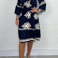 Bedrucktes Kleid mit V-Ausschnitt